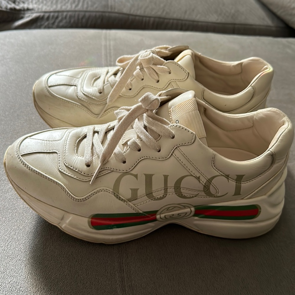 WOMEN'S RHYTON GUCCI LOGO LEATHER SNEAKER